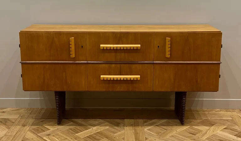 Mobilier d'art en noyer et laiton par l'architecte et designer italien Gio Ponti
