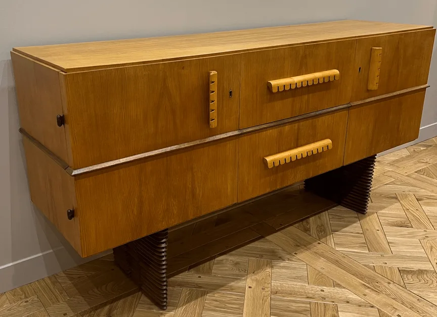 Mobilier d'art en noyer et laiton par l'architecte et designer italien Gio Ponti