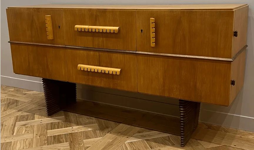 Mobilier d'art en noyer et laiton par l'architecte et designer italien Gio Ponti