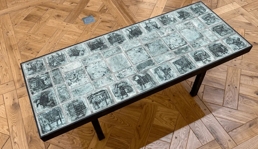 Table basse visage en céramique et bois, œuvre d'art
