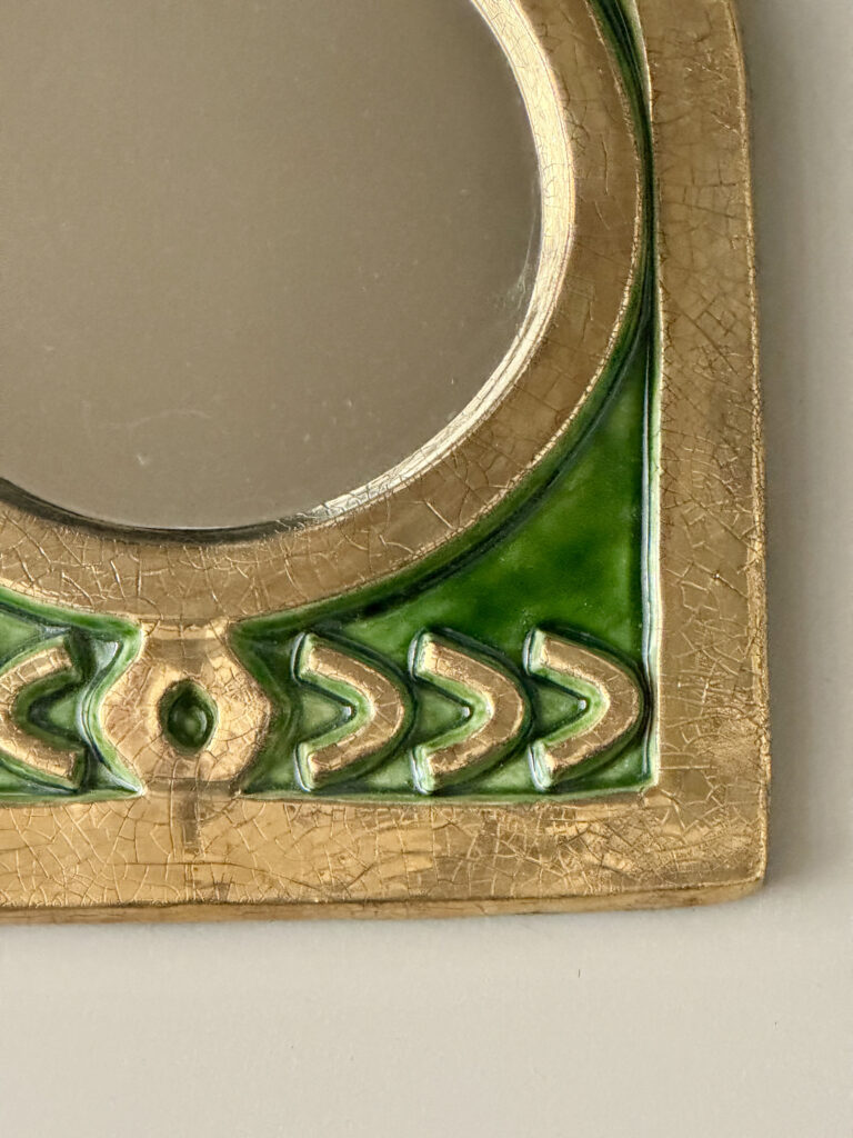 Objet d'art, miroir vert Mithé Espelt